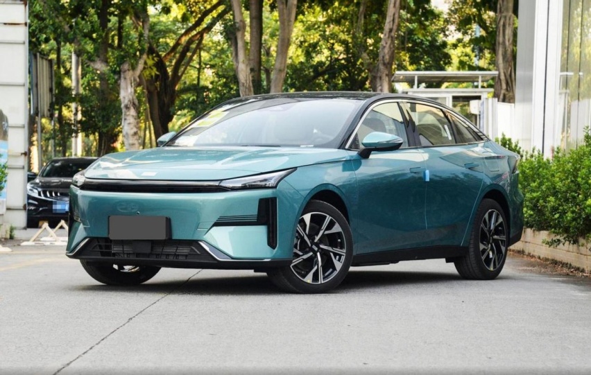 顶配裸车价格低至13.1万，定位紧凑型家轿，续航超1300km