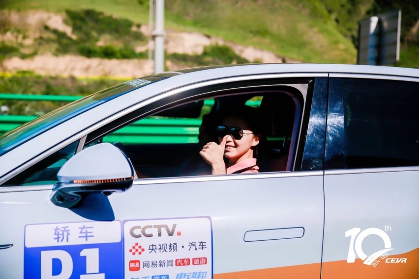 环湖电动汽车挑战赛车辆抵达二郎剑