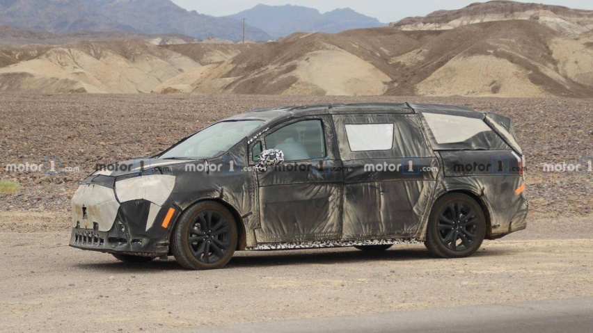 toyota-sienna-spy-photo (2).jpg
