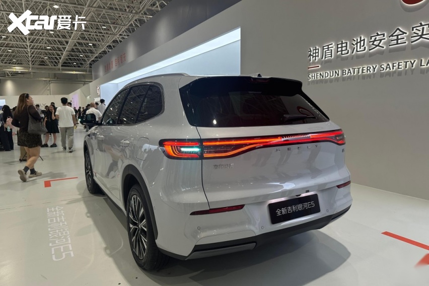 吉利智充发布 重塑全球补能新标杆 全新吉利银河E5同步上市