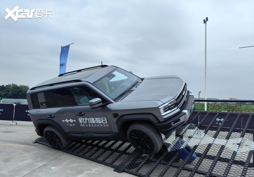 比亚迪方程豹豹5交付现场，王传福一个小举动，引得无数网友称赞