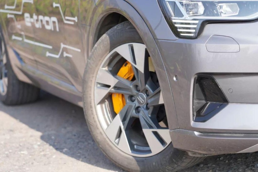 奥迪首款纯电SUV，预售70万起，与特斯拉有哪些不同？
