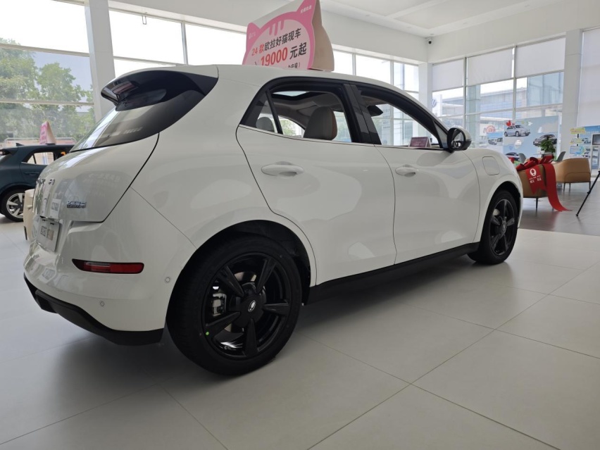 适合女性的纯电小车，2024款欧拉好猫到店实拍，降价还增配