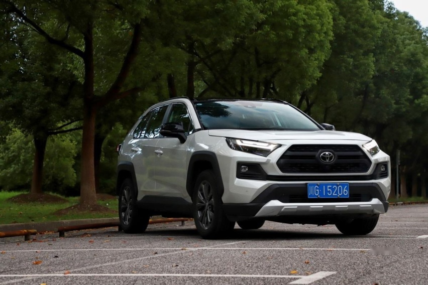 可城可野,合资家用SUV首选,丰田新RAV4荣放可闭眼入