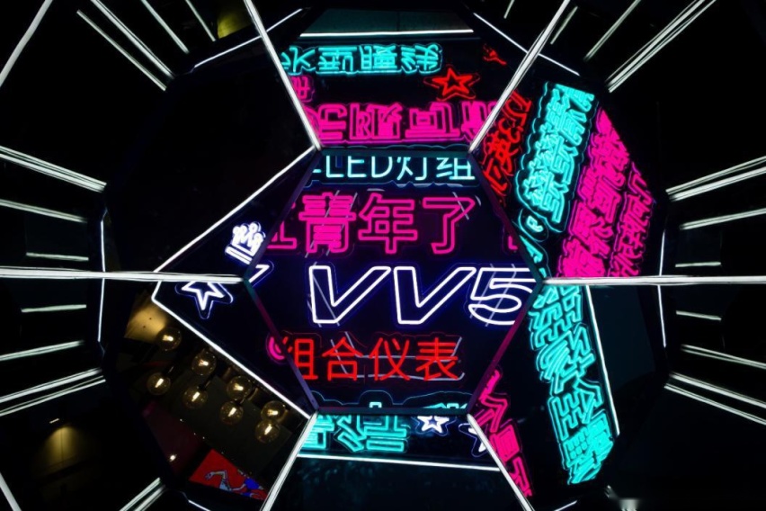 售价12.58万-14.78万元，颜智先锋2021款VV5创