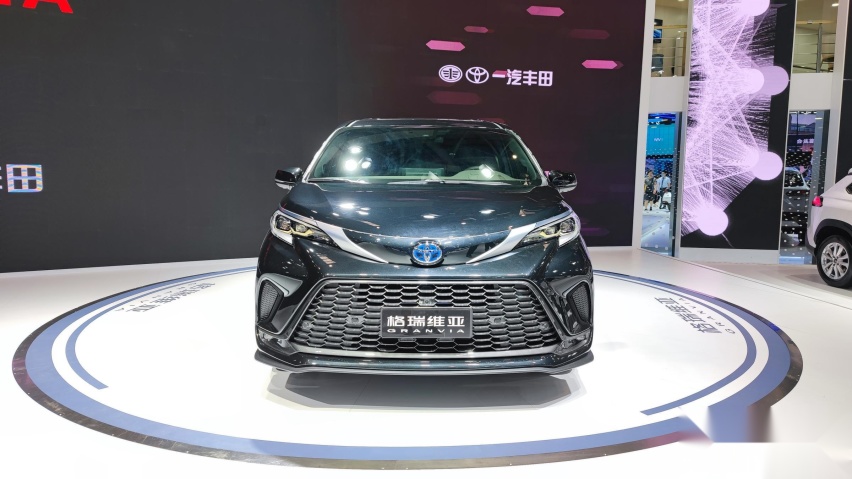 GL8劲敌，丰田再推奶爸MPV，油耗不到6个，4年/10万公里免费保养