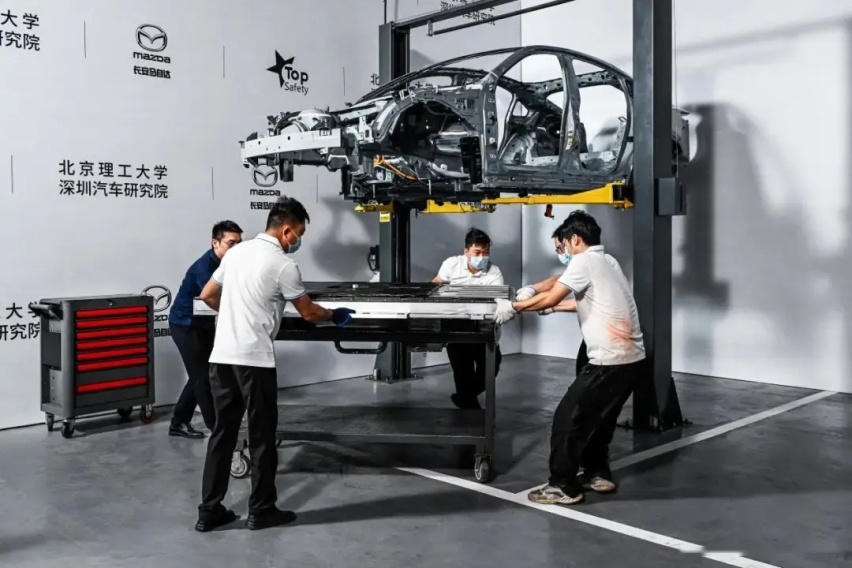 如何展示品牌安全底蕴？长安马自达MAZDA EZ-6：先撞，再拆！