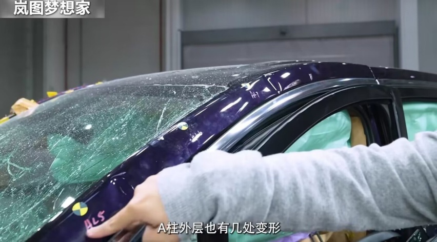 加价神车——丰田埃尔法一碰就碎，看完这场面你还敢买吗？