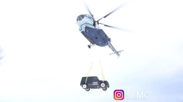 奔驰G63故障不断,车主租直升机将其从300米高空抛下