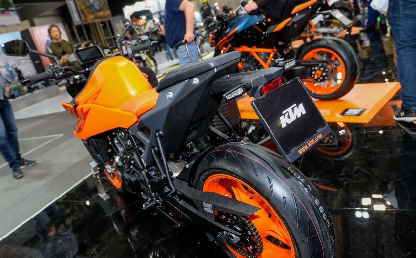 这个头，只有KTM做得出来！KTM 990 DUKE狙击眼前所有弯道
