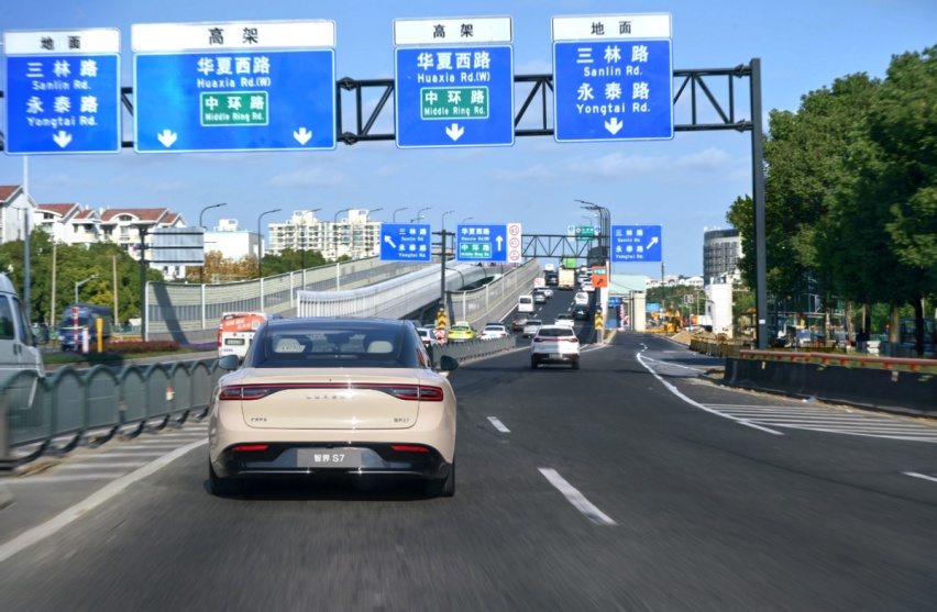 智界S7预订突破20000台，24.98万起成家庭都市出行首选