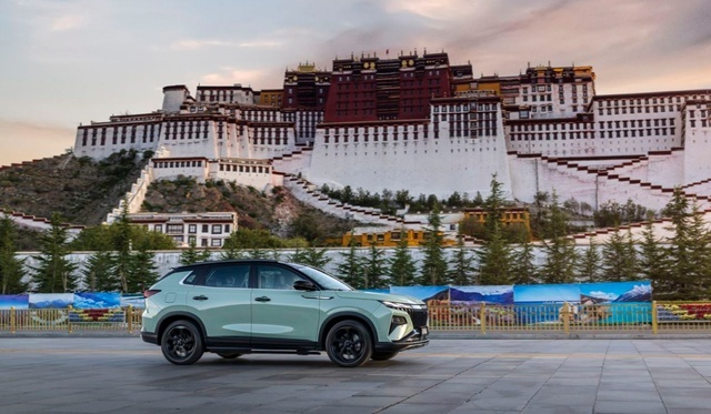 开皓极进西藏：13万级高端混动SUV，低油耗、大空间、配置全面
