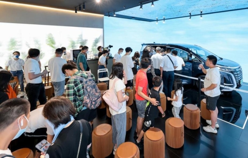 腾势D9“新空之境”智臻空间艺术展“引爆”成都春熙路