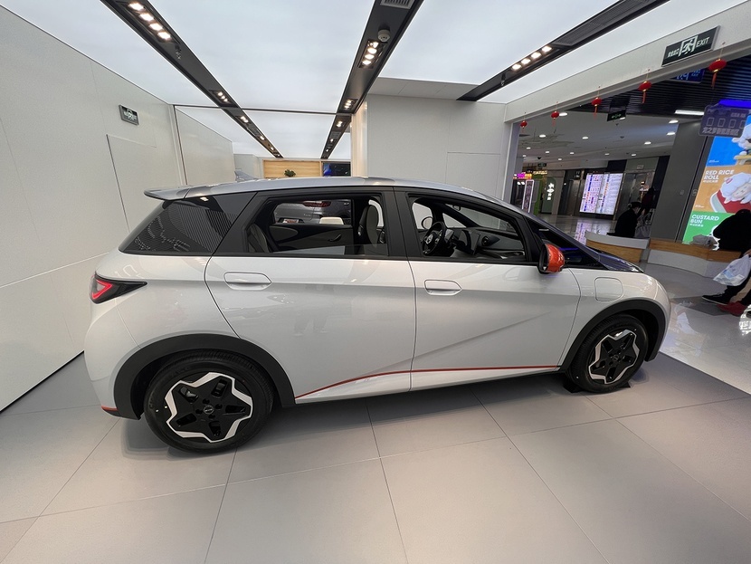 【帮你选车】10万出头买一台纯电小车 空间不输飞度，续航超400km