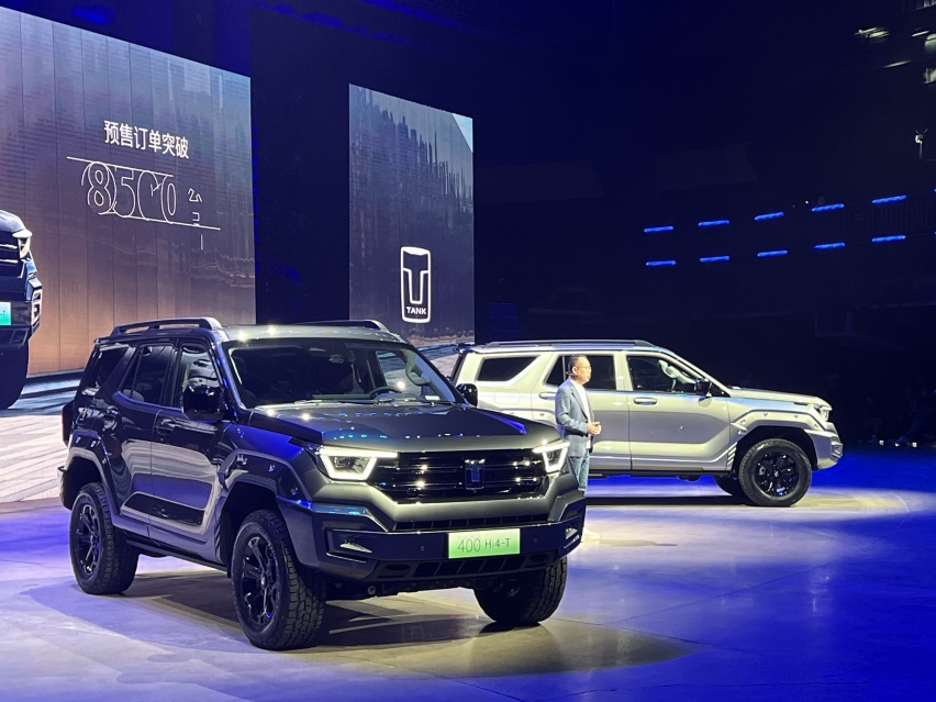中型插混SUV，硬派带锁，坦克400 Hi4T售价27.98万起