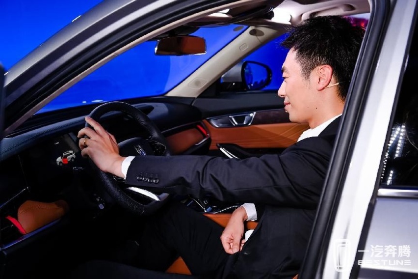 2022款奔腾T99正式上市，13.49万元就能买到的旗舰SUV
