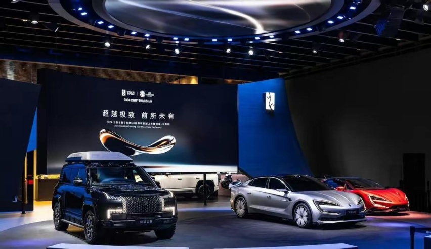 仰望U7首搭革命性技术云辇-Z，动态行驶犹如悬浮于地面，稳如泰山