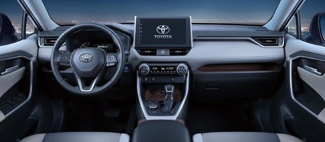 RAV4向左，奇骏向右，谁才是突围车市寒冬的正确方向