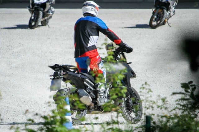 宝马R1300GS实车首次曝光 摒弃“大小眼”头灯 加入前后雷达
