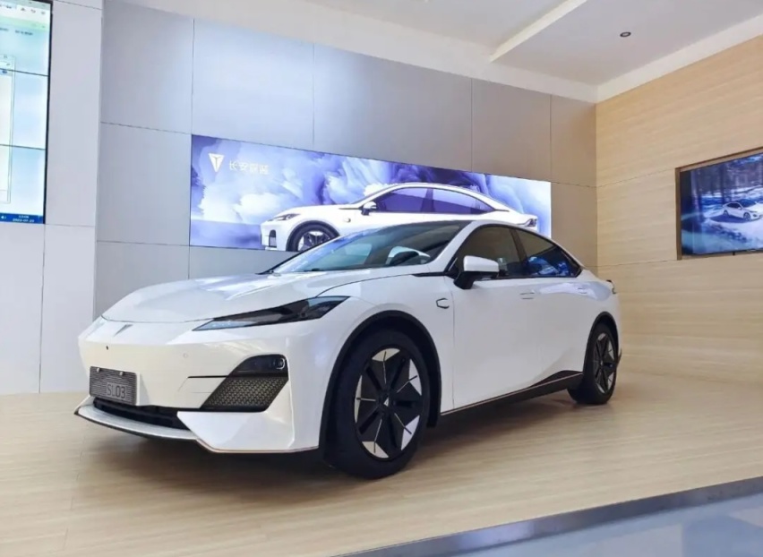 解读长安深蓝SL03：轴距超迈腾，配置不输Model 3