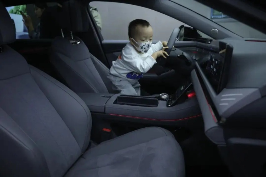 探店“新行政电动旗舰”岚图追光PHEV，车长超5米，轴距达3米