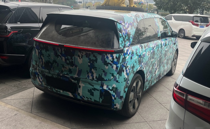 极氪全新MPV车型CM2E内饰曝光，配折叠扶手箱，前排可切换三人座