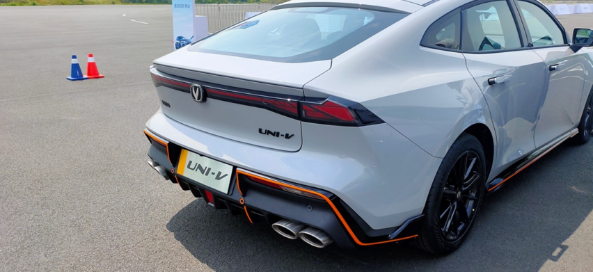 振奋！国产003航母入水，国产轿跑UNI-V 2.0T 路试