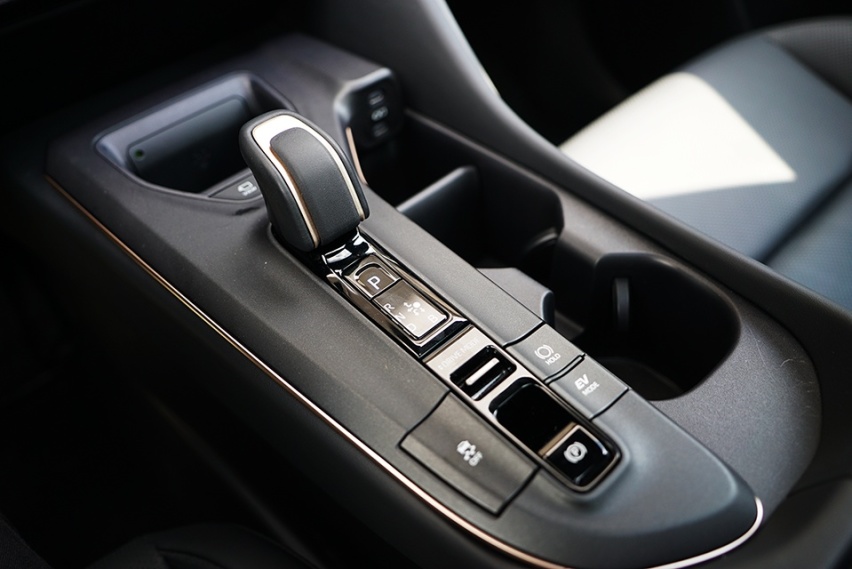 首搭2.4T双擎系统 试驾丰田皇冠 SportCross