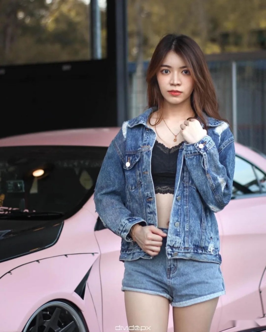 宽体+防滚架的粉色奔驰CLA，妥妥的自带美女上车功能