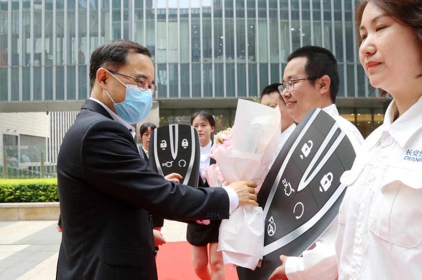 长安汽车给劳模发车 有“人才”才能“最长安”
