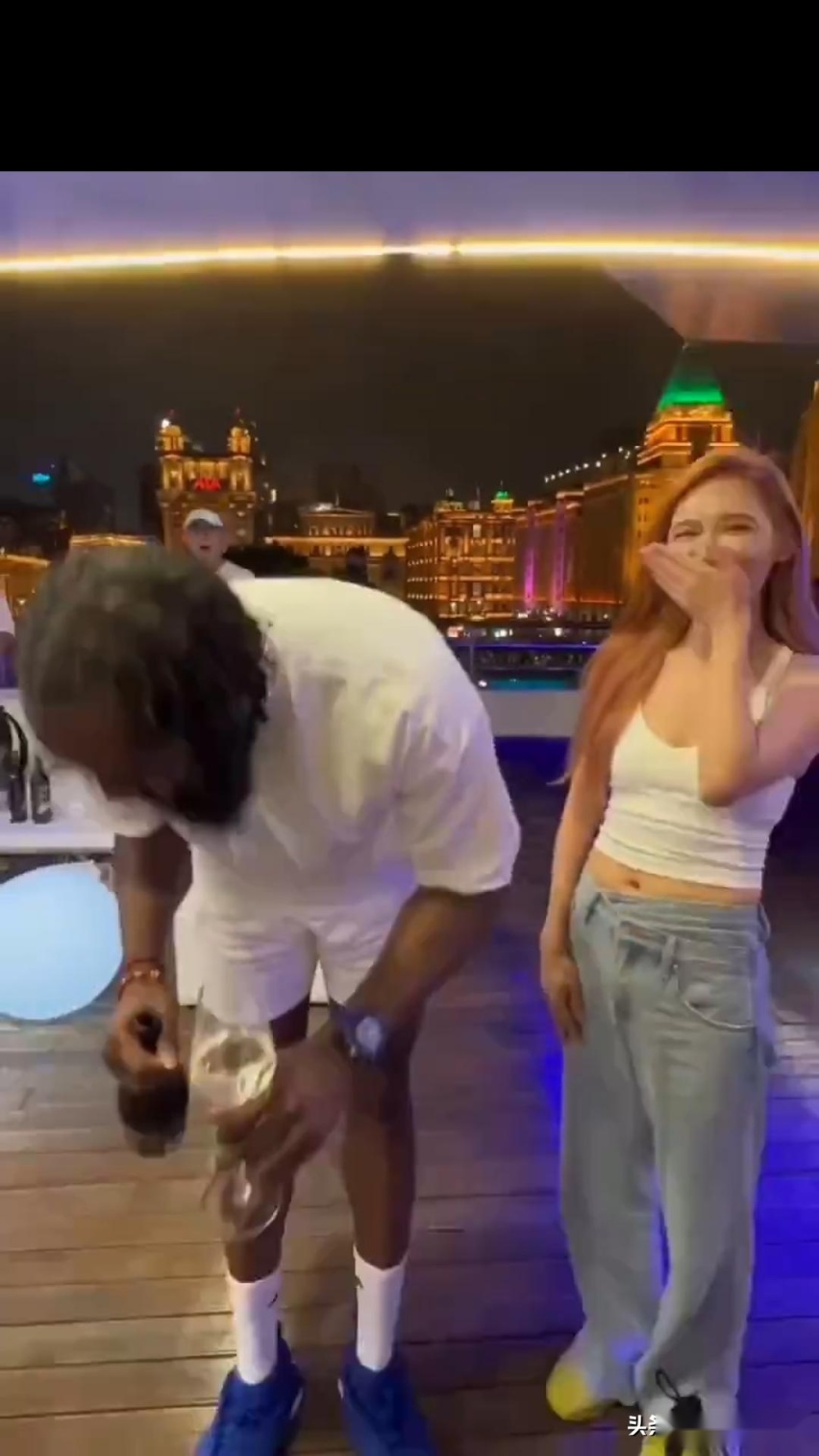 美娜魅力无人能敌：上一次成功撩到巴特勒，这次又成功撩到了哈登-图4