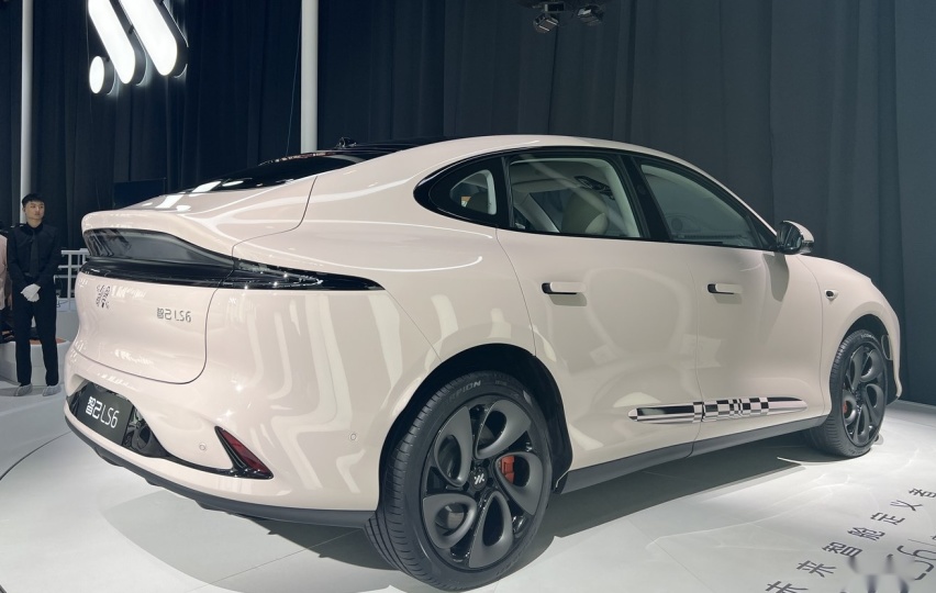 2023成都车展丨快充电压875V 智己LS6预售价23万元起