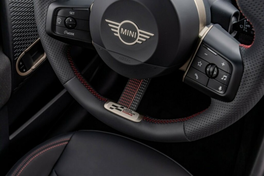 MINI Cooper SE JCW Trim官图发布 外观激进 动力