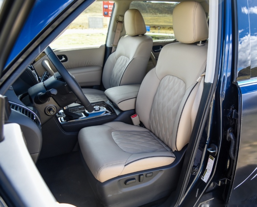 车长超5米3，后排座椅可放平，搭载5.6L V8引擎，气场比奥迪Q7强
