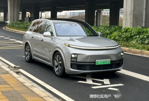 理想L8大规模交付，六座大空间舒适度拉满，三屏多视角看球更过瘾