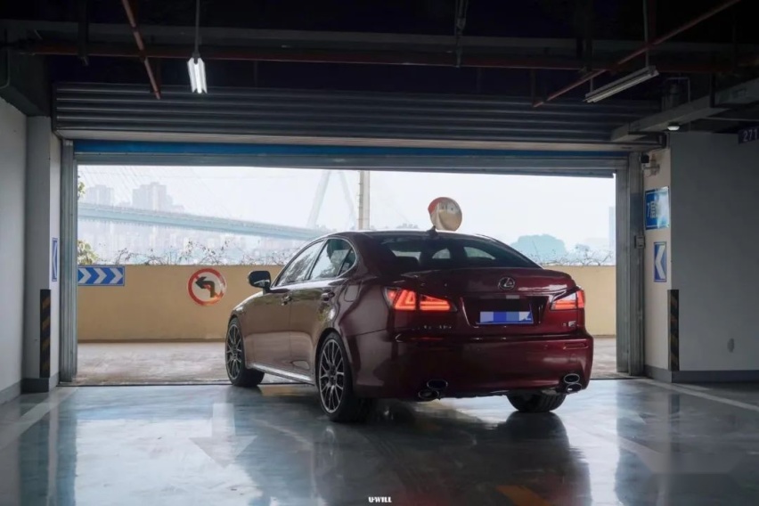 移植了5.0 V8机器的雷克萨斯IS300，这是给宝宝的见面礼？