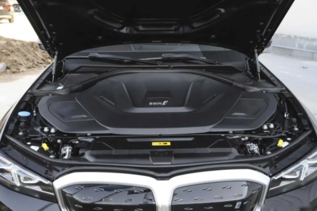 宝马i3与Model 3，同为30万以上新能源轿车，性价比谁更高？