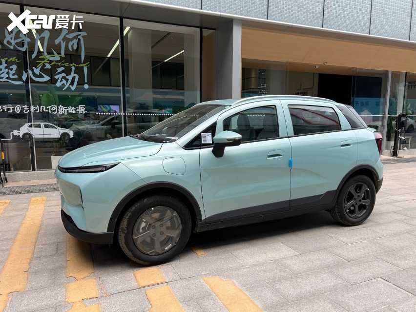 或7.58万起！几何E萤火虫到店，续航401km配怀挡，还看五菱缤果？