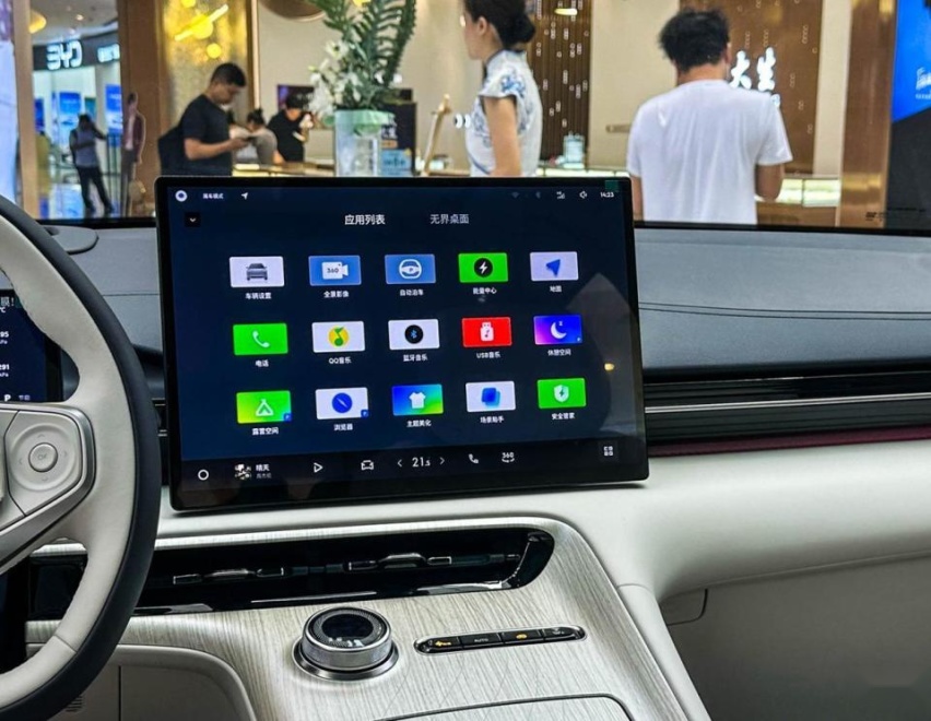 首搭Flyme Auto智能座舱系统 吉利银河E5静态体验