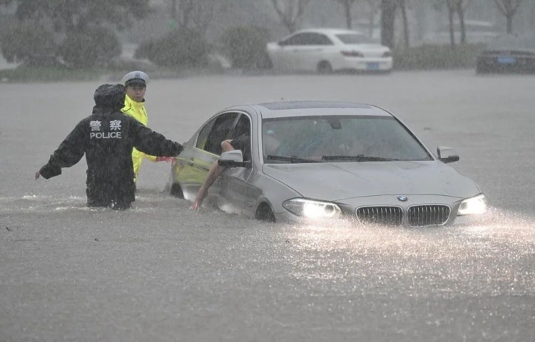 暴雨来袭，车怎么开才安全？万一泡水怎么理赔？