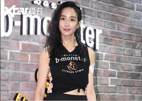 “氧气美女”张钧甯真迷人，无袖上衣配运动裙，腰身比例真迷人
