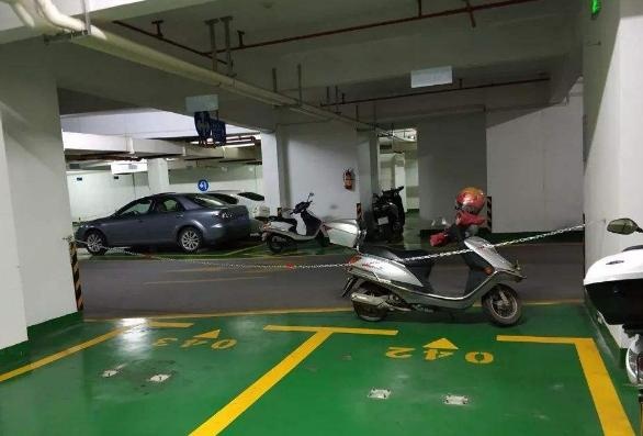 小区3百多车位被一人买下，抬价30%卖出，业主无奈投诉开发商