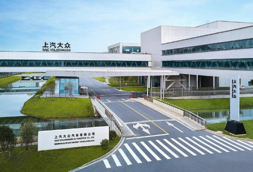 特斯拉减产2.6万辆，上汽五千员工睡工厂：疫情中的上海汽车业