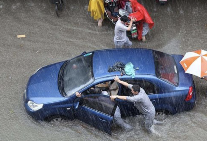 车辆在暴雨中泡水了，保险公司会赔偿吗？这些细节您必须知道！