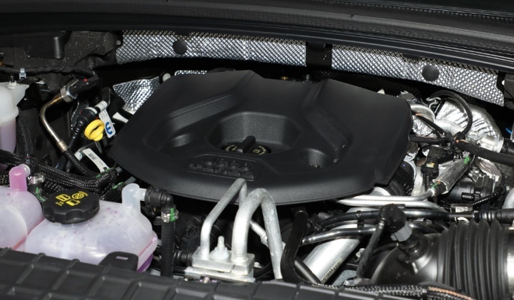 搭载2.0T插混系统，起售64.99万元，全新一代Jeep大切诺基4x