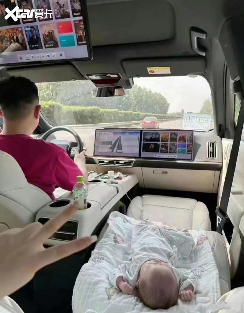 婴儿躺在副驾驶，汽车的多元化使用是对是错？