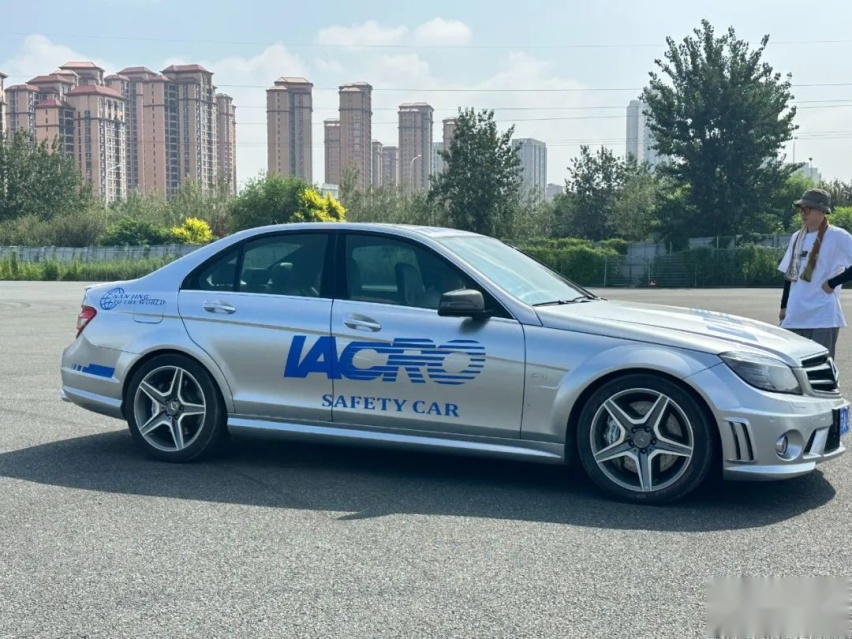 变身成安全车的奔驰AMG C63，这下真是玩出了自己的风格