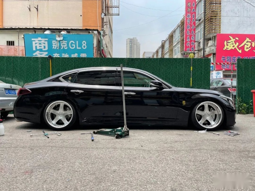 VIP风拉满的英菲尼迪Q70L，一套气动、一套轮毂就够了