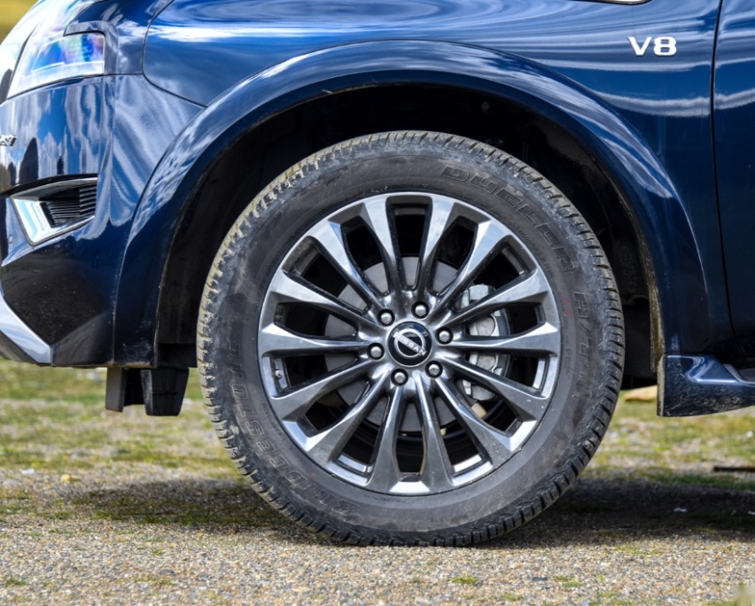 车长超5米3，后排座椅可放平，搭载5.6L V8引擎，气场比奥迪Q7强