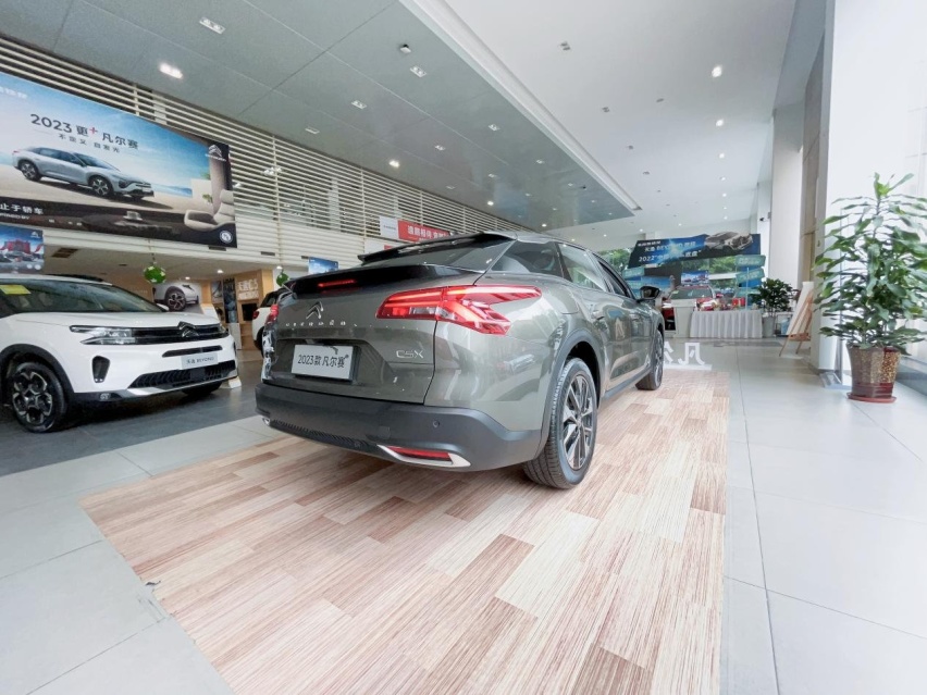 探店|2023款凡尔赛C5 X，入门即豪华，14.37万起售